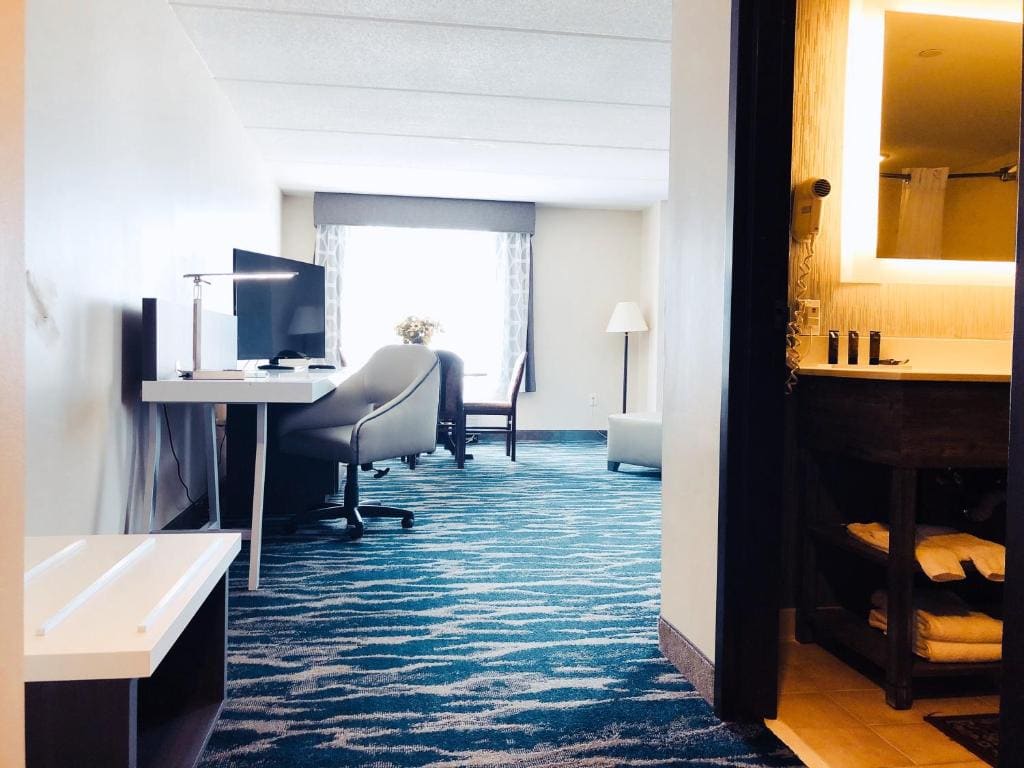 King Suite - Non-Smoking room - Image 2