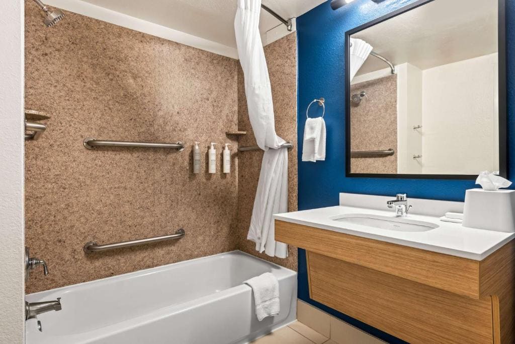 Queen Room with Two Queen Beds and Accessible Tub - Mobility and Hearing Access room - Image 1