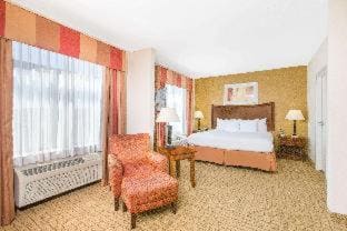 Queen Room with Two Queen Beds - Non-Smoking room - Image 1