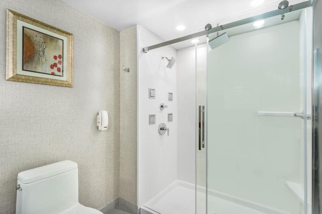 One-Bedroom King Suite - Non-Smoking room - Image 3