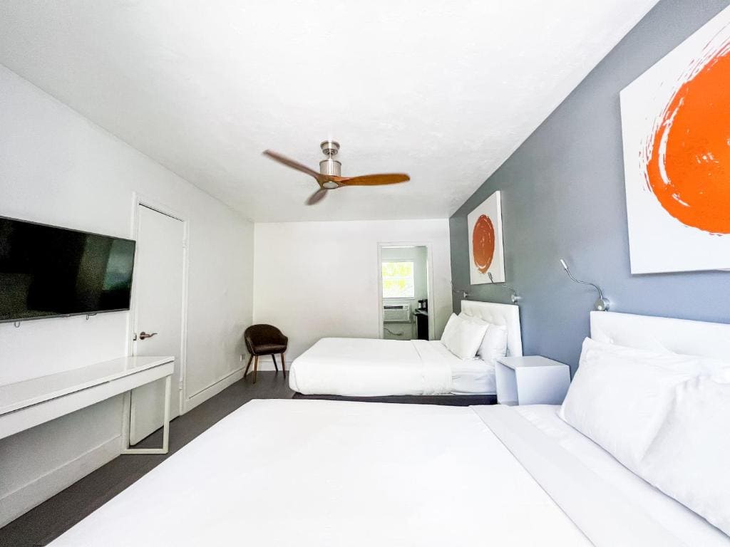 Studio with Two Queen Beds room - Image 1