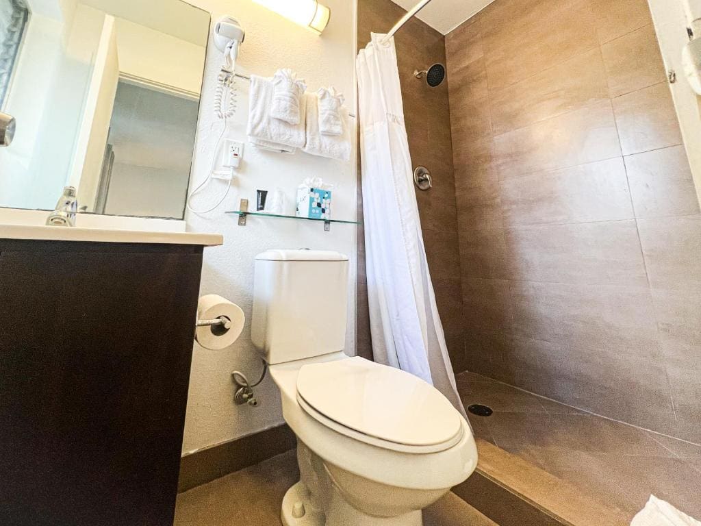 Deluxe Studio with Two Queen Beds room - Image 3