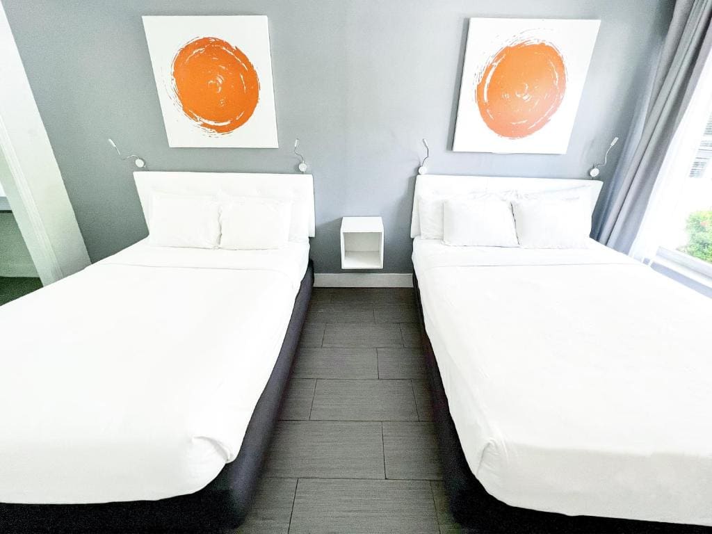 Studio with Two Queen Beds room - Image 2
