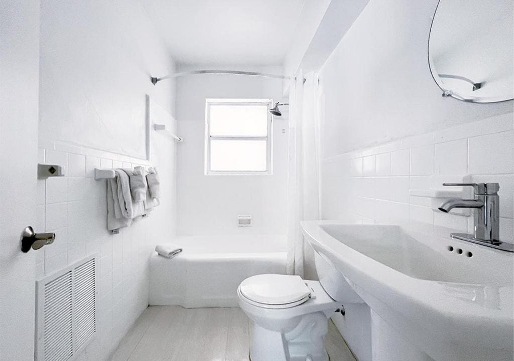 One-Bedroom Apartment with King Bed room - Image 1