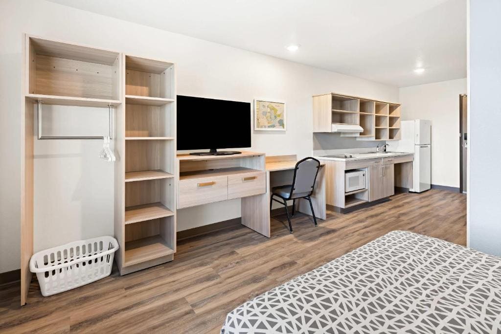King Suite with Sofa - Disability Access/Non Smoking room - Image 2