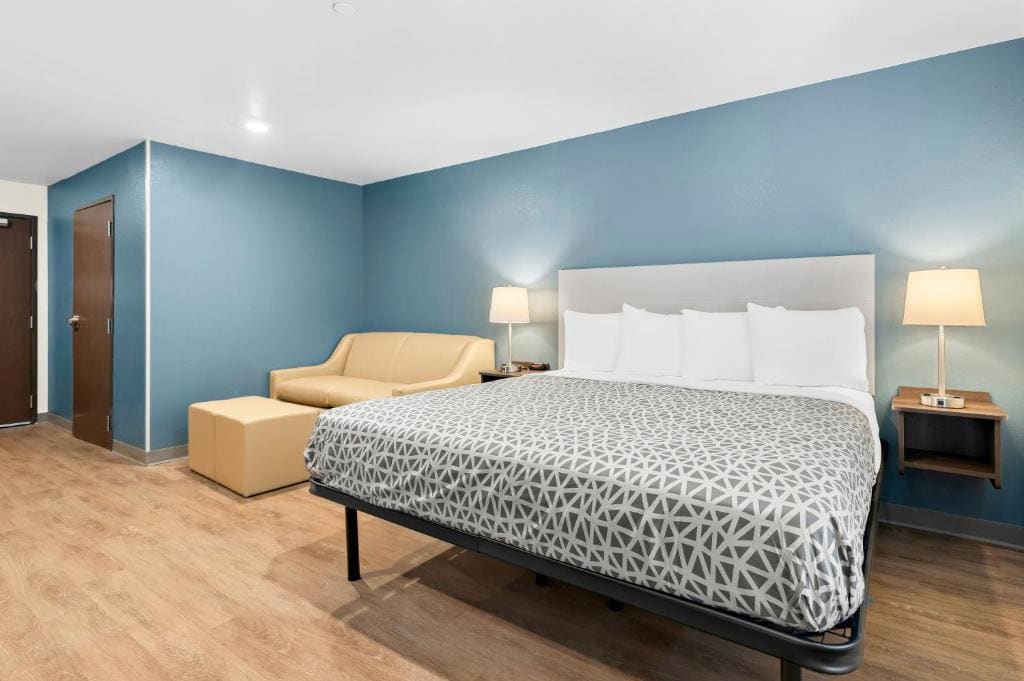 King Suite with Sofa - Disability Access/Non Smoking room - Image 3