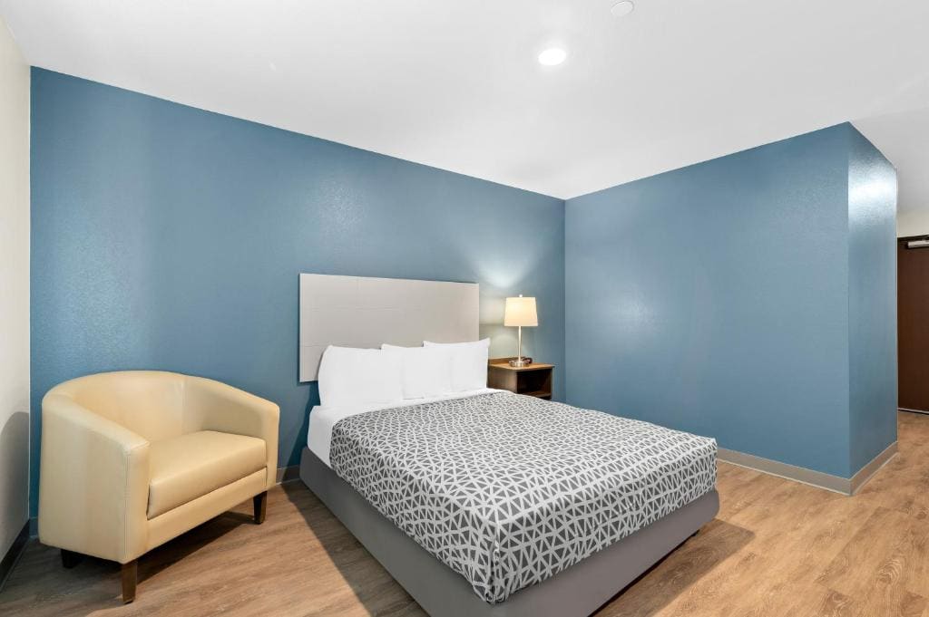 Queen Suite - Disability Access/Non Smoking room - Image 2
