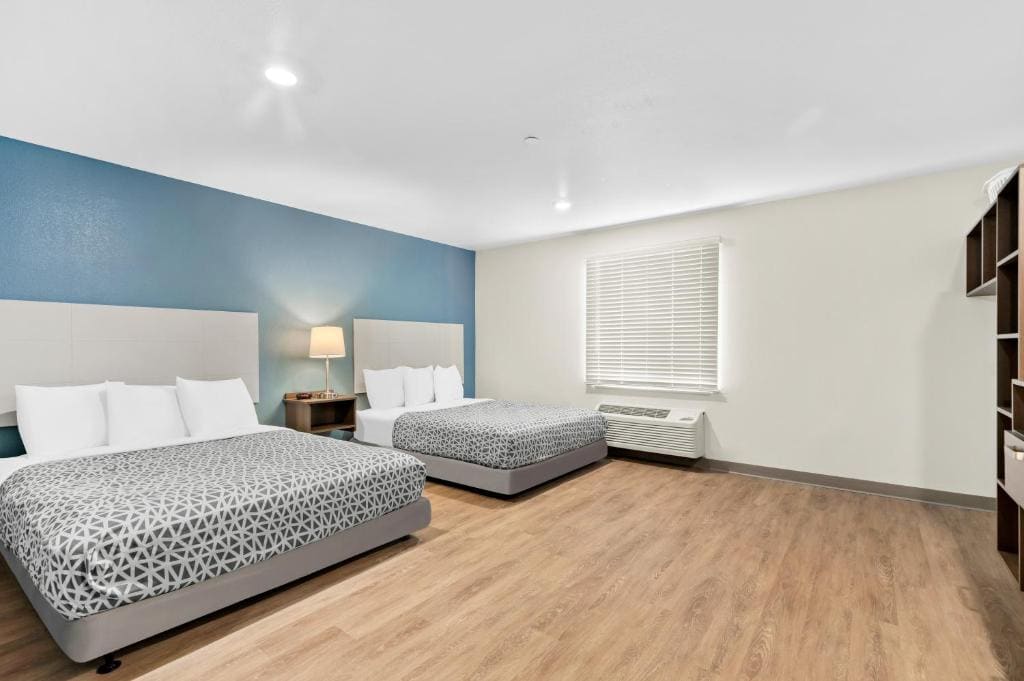 Queen Suite with Two Queen Beds and Tub - Disability Access/Non Smoking room - Image 1