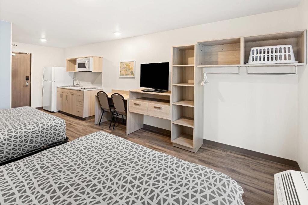 Queen Suite with Two Queen Beds and Tub - Disability Access/Non Smoking room - Image 3