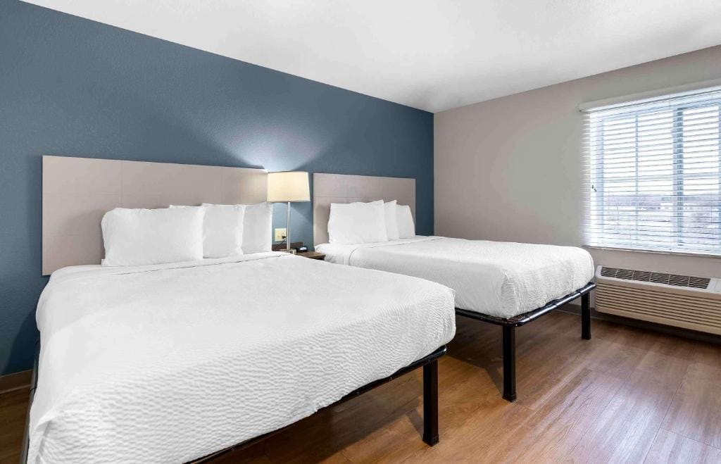 Standard Queen Room with Two Queen Beds - Non Smoking room - Image 3