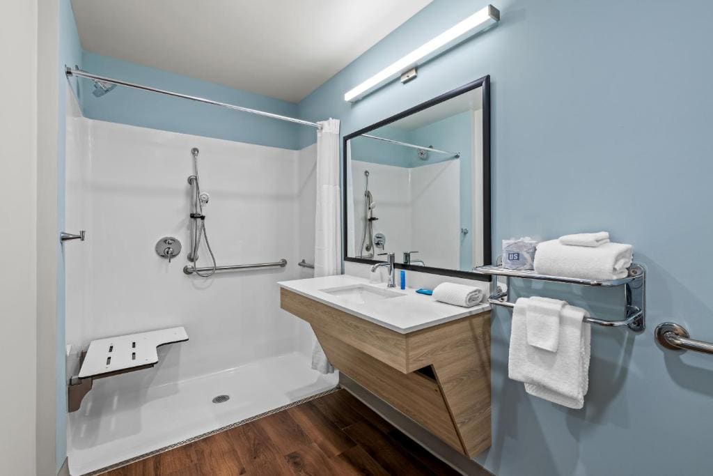 Queen Suite with Roll-In Shower - Accessible/Non Smoking room - Image 1