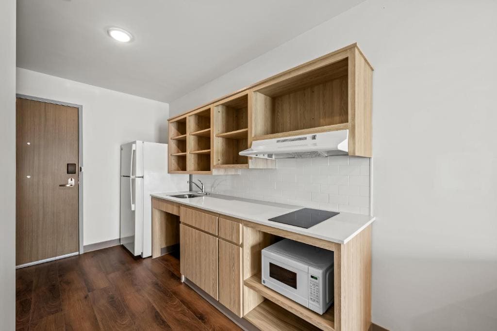 Queen Suite with Roll-In Shower - Accessible/Non Smoking room - Image 3