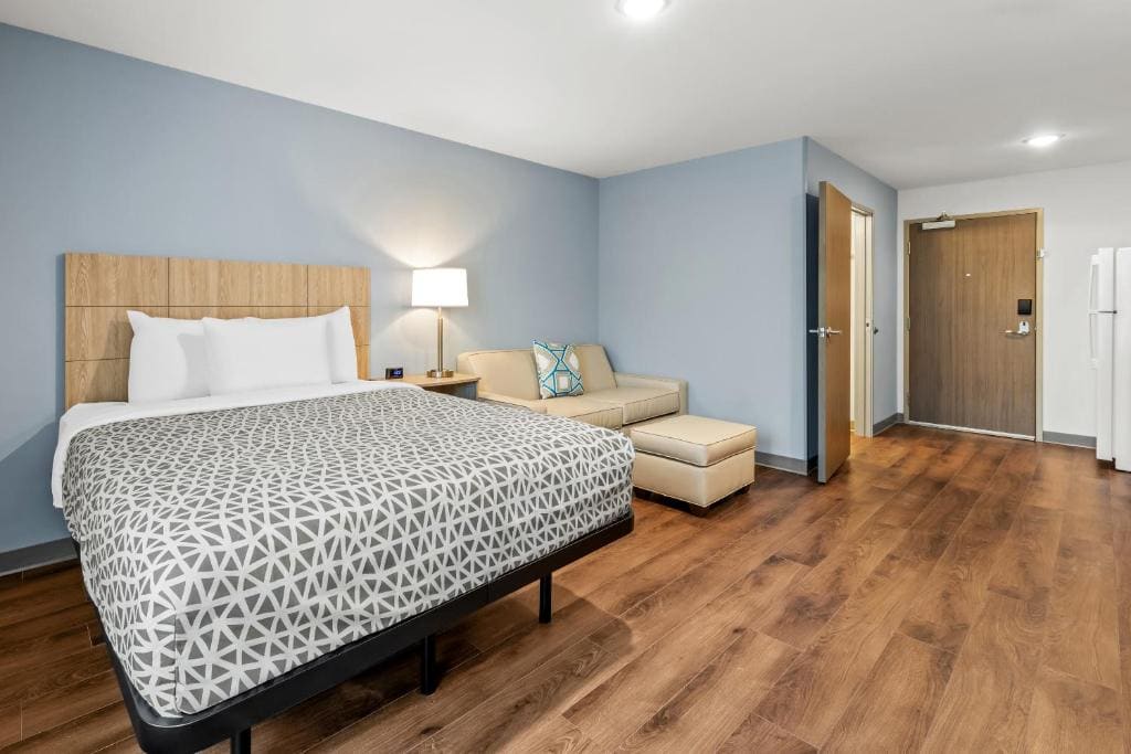 Queen Suite with Sofa room - Image 1