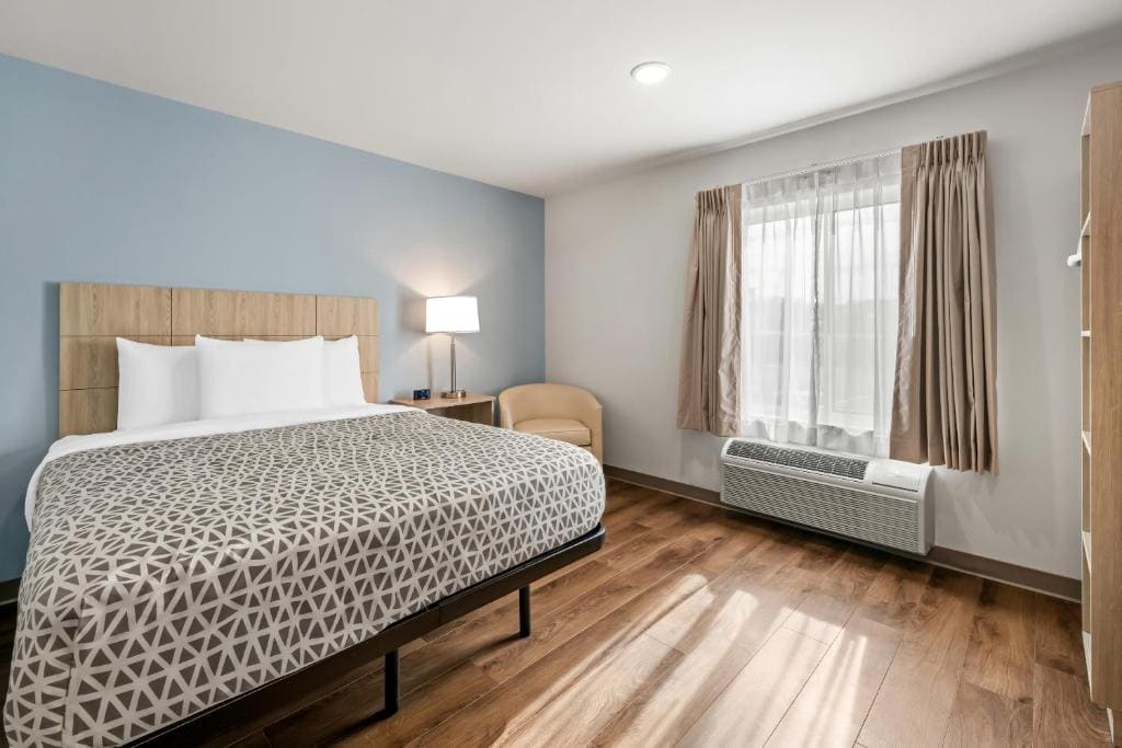 Queen Suite with Tub - Accessible/Non Smoking room - Image 1