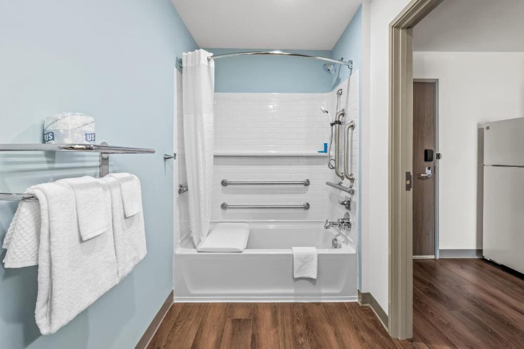 Queen Suite with Tub - Accessible/Non Smoking room - Image 2