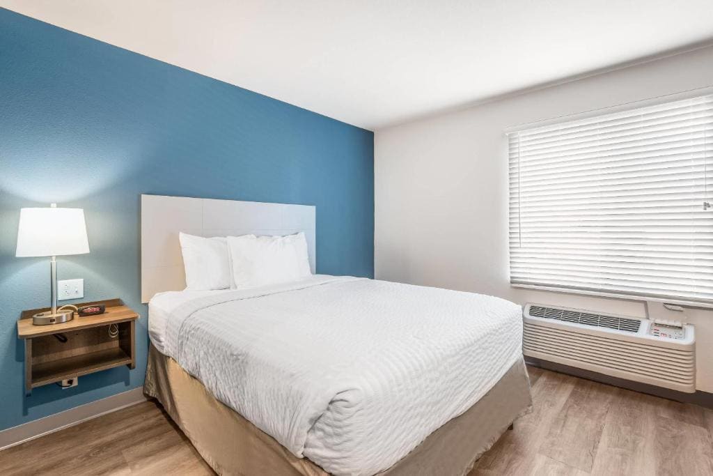 Queen Room with Roll-In Shower - Disability Access/Non-Smoking room - Image 2