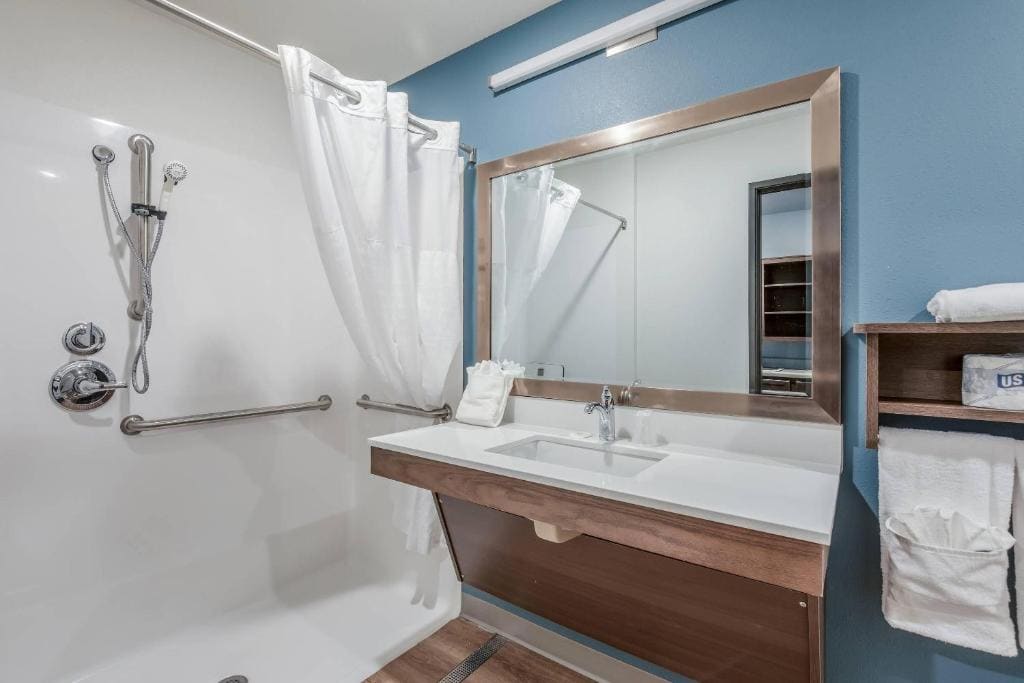 Queen Room with Two Queen Beds - Accessible/Non-Smoking room - Image 3