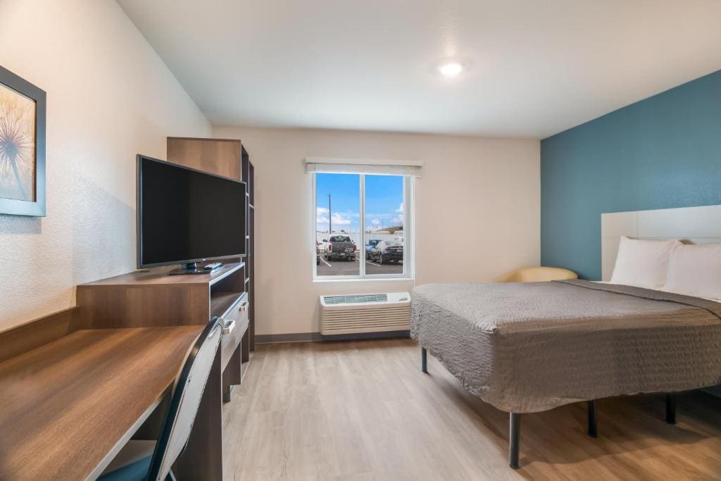 King Suite with Sofa Bed - Non-Smoking room - Image 3