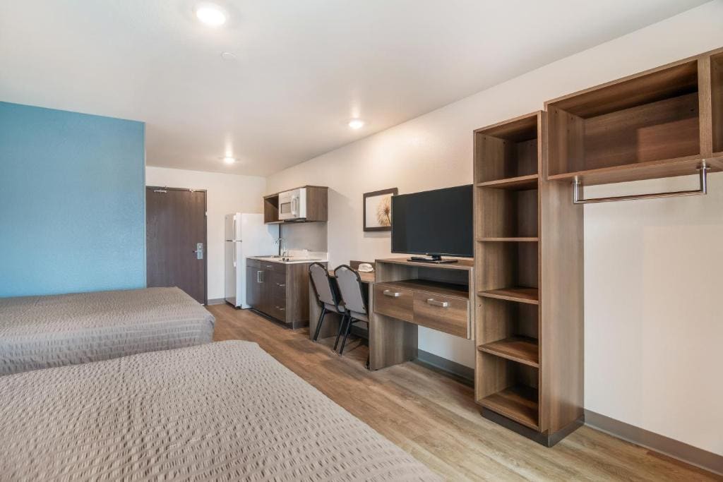 Standard Queen Room with Two Queen Beds - Non-Smoking room - Image 3