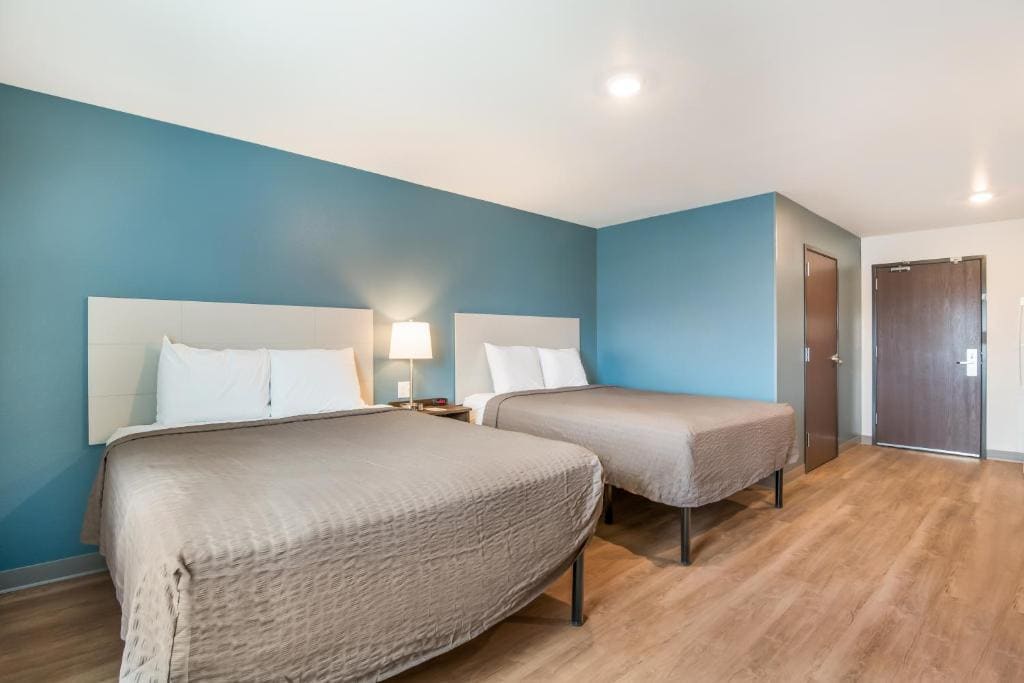 Standard Queen Room with Two Queen Beds - Non-Smoking room - Image 2