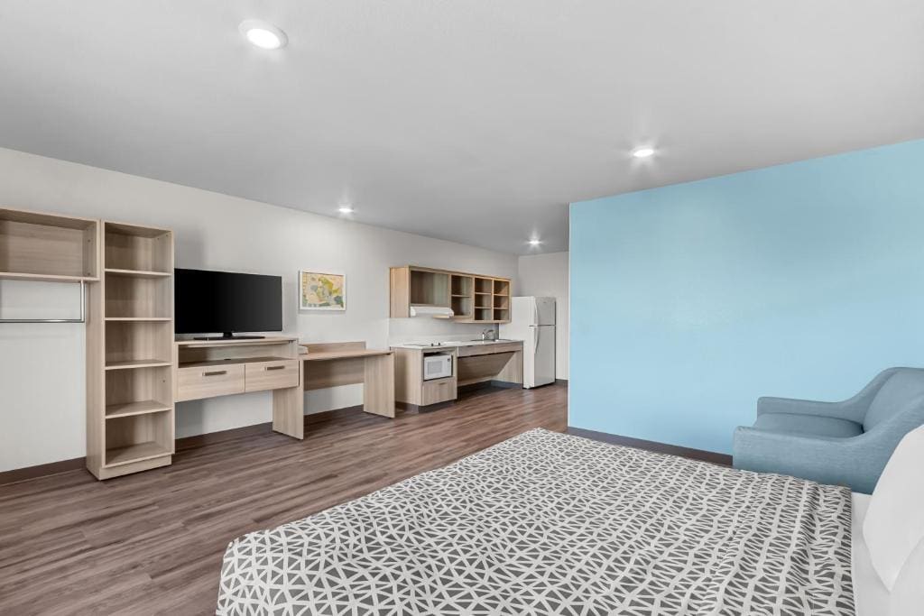 King Suite with Sofa - Disability Access/Non Smoking room - Image 2