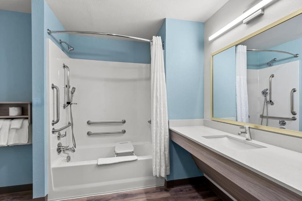 King Suite with Sofa - Disability Access/Non Smoking room - Image 1
