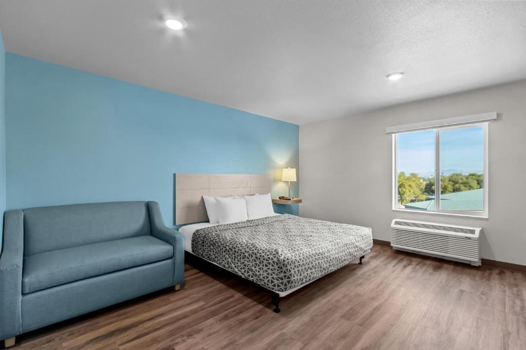 King Suite with Sofa - Disability Access/Non Smoking room - Image 3