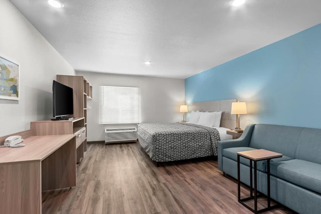 King Suite with Sofa - Non Smoking room - Image 2