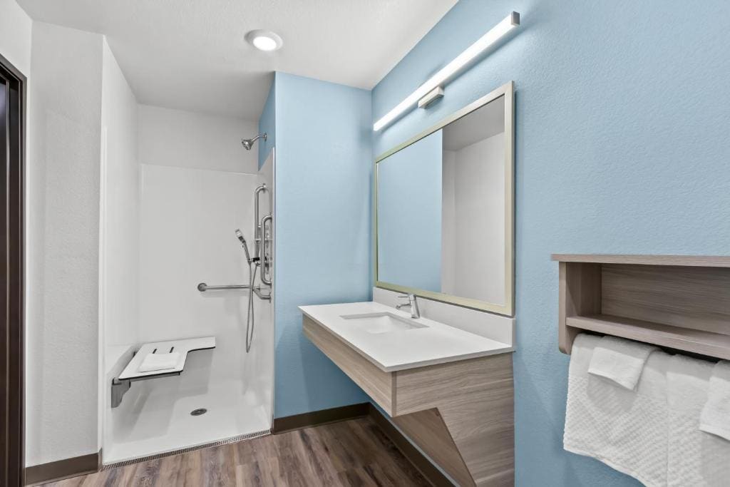 Queen Suite - Disability Access/Non Smoking room - Image 1