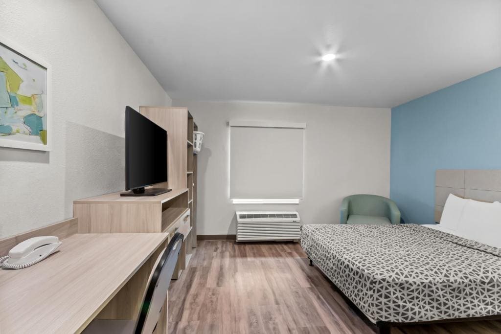 Queen Suite with Roll-In Shower - Disability Access/Non Smoking room - Image 1