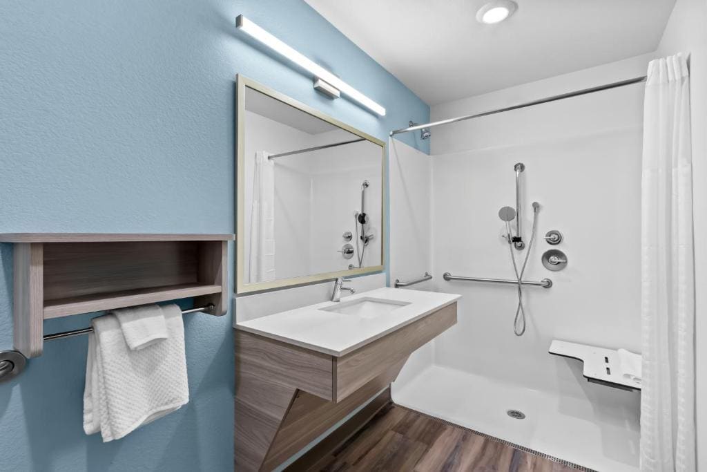 Queen Suite with Roll-In Shower - Disability Access/Non Smoking room - Image 2