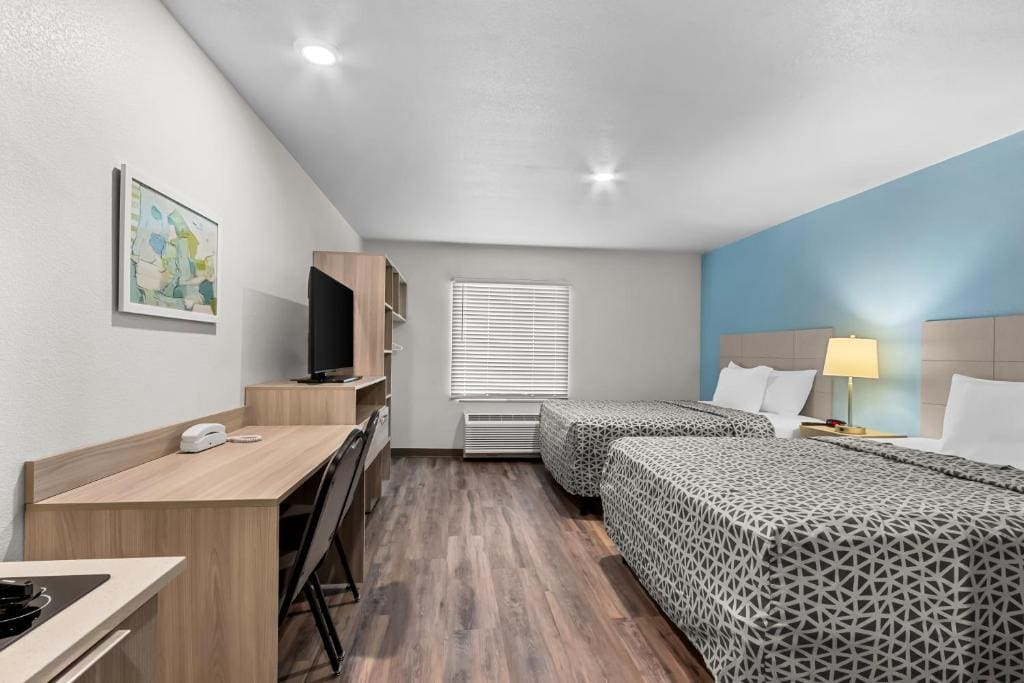 Queen Suite with Two Queen Beds - Non Smoking room - Image 2