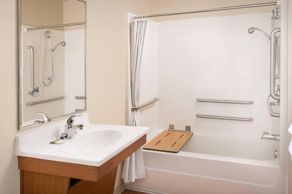 Double Room with Two Double Beds - Accessible/Non-Smoking room - Image 1