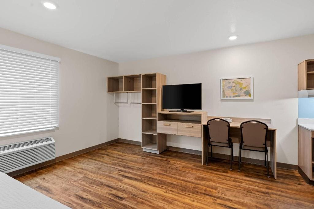 King Suite with Sofa - Disability Access/Non Smoking room - Image 1