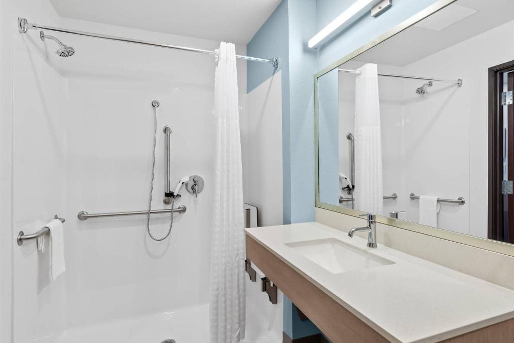 King Suite with Sofa - Disability Access/Non Smoking room - Image 3