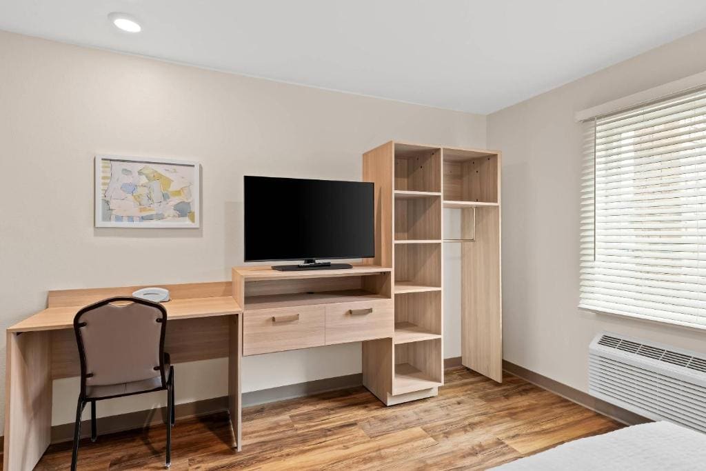 Queen Suite with Tub - Disability Access/Non Smoking room - Image 2