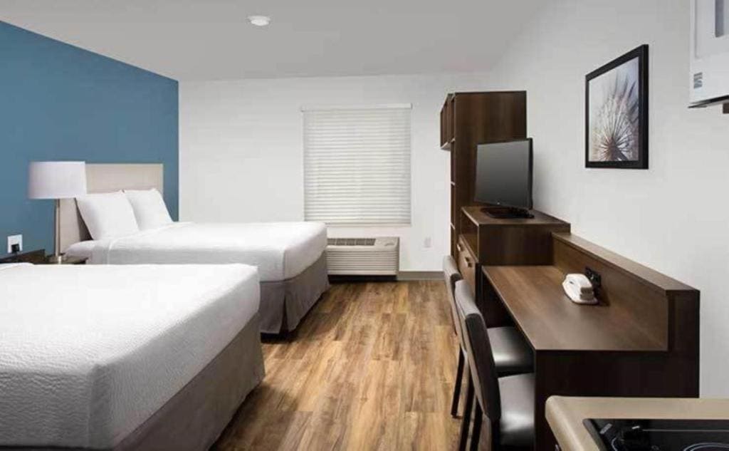 Quadruple Room with Two Queen Beds and Tub - Disability Access/Non Smoking room - Image 2