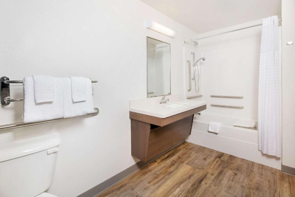 Quadruple Room with Two Queen Beds and Tub - Disability Access/Non Smoking room - Image 3