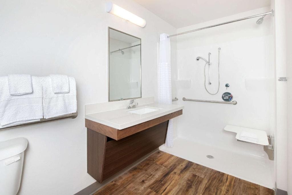 Queen Room with Roll-In Shower - Disability Access/Non Smoking room - Image 1