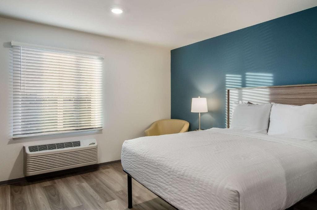King Room with tub - Accessible/Non-Smoking room - Image 3
