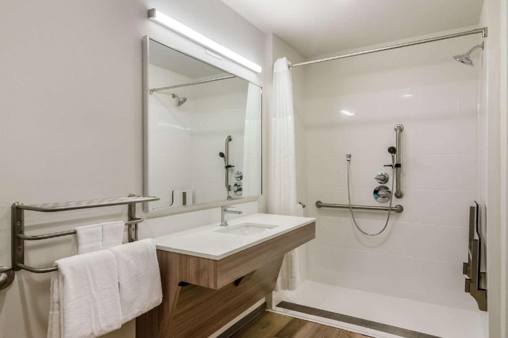 Queen Room with Roll-In Shower - Accessible/Non-Smoking room - Image 1