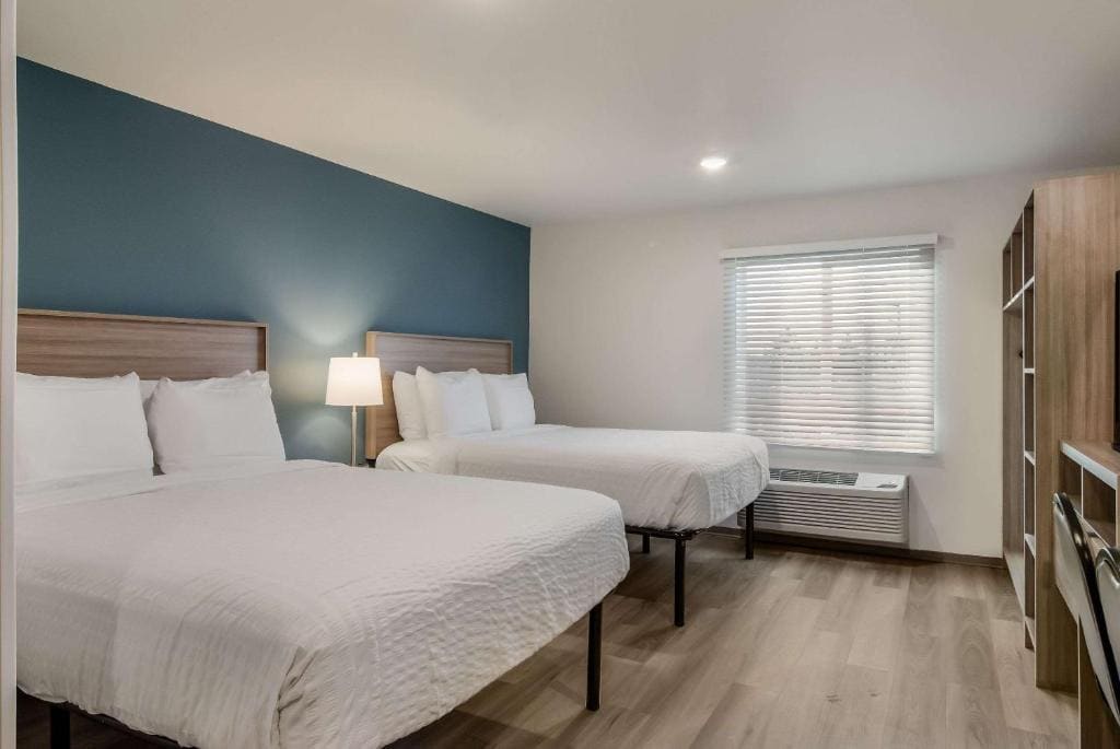 Queen Room with Two Queen Beds and Tub - Accessible/Non-Smoking room - Image 2