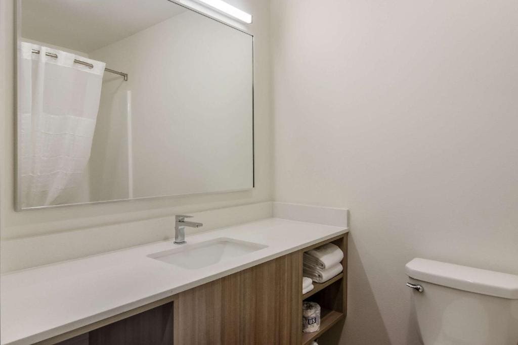 Standard King Room with Sofa Bed - Non-Smoking room - Image 2
