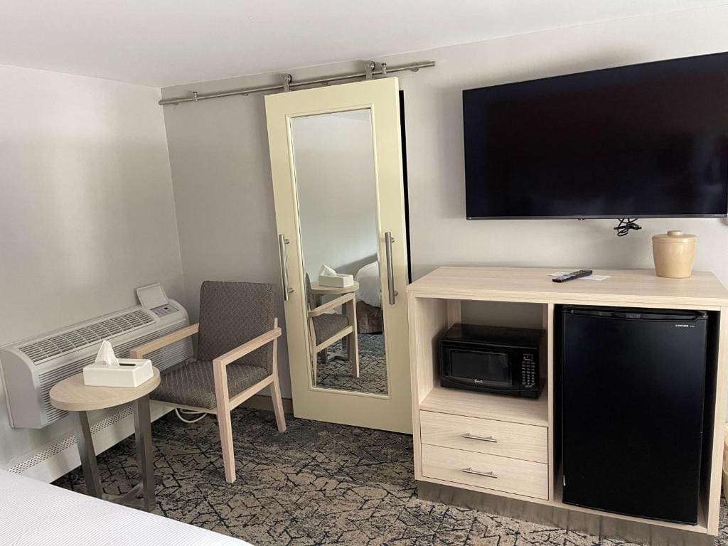 Suite with Three Queen beds room - Image 2