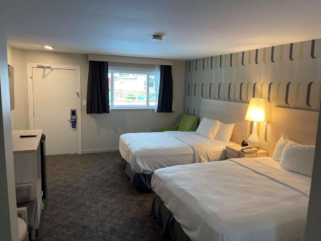Queen Room with Two Queen Beds - Outdoor Pool Area (Not Pet-Friendly) room - Image 3