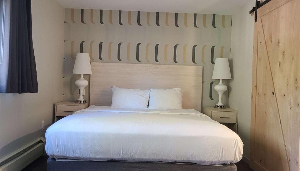 Suite with One King Bed and Two Queen Beds (Not Pet-Friendly) room - Image 3