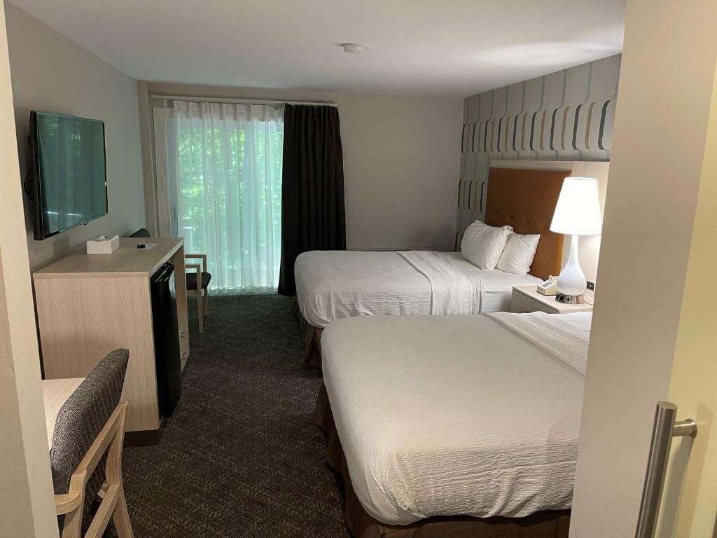 Queen Room with Two Queen Beds - River View (Not Pet-Friendly) room - Image 2