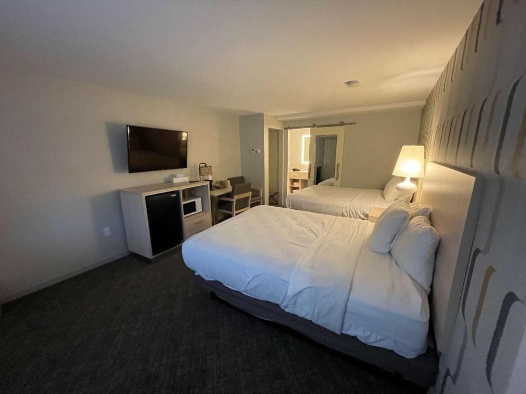 Queen Room with Two Queen Beds and Roll-In Shower - Disability Access room - Image 1