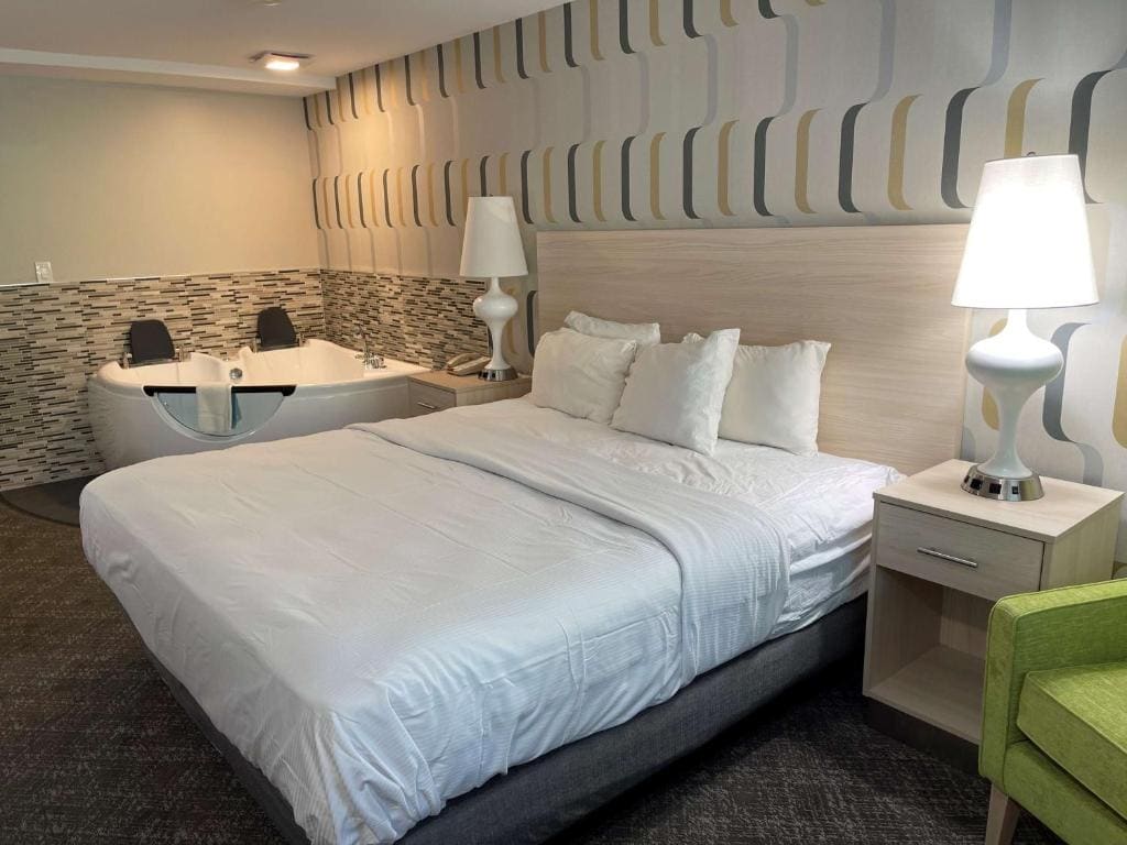 King Room with Jetted Tub (Not Pet-Friendly) room - Image 1