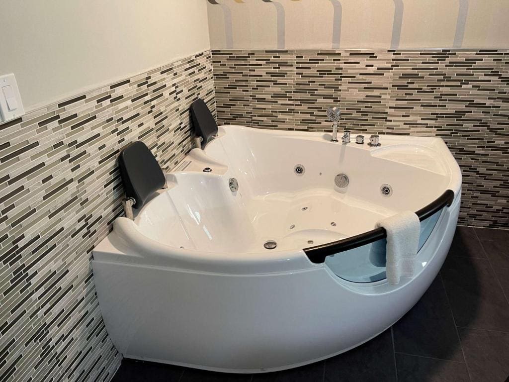 King Room with Jetted Tub (Not Pet-Friendly) room - Image 3